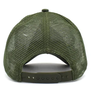 Detail der armee-grünen Camouflage-Netz-Basecap mit verstellbarem Snapback-Verschluss