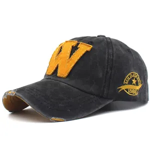 Berretto da baseball vintage in cotone nero con toppa W gialla e ricami laterali