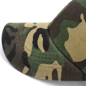 Nahaufnahme der Dschungel-Camouflage-Baseballkappe mit verstärkten Nähten am Schirm