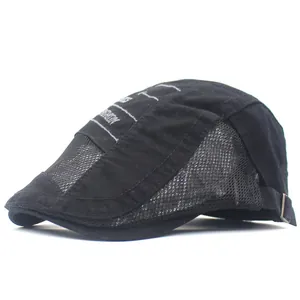 Détail du panneau en maille noire respirante et de la boucle métallique de la casquette