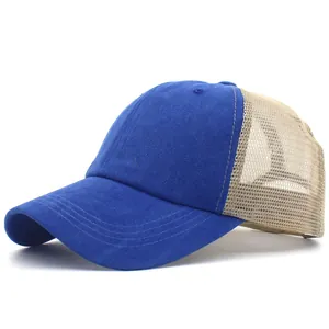 Vista laterale del cappellino trucker blu e beige con rete traspirante e visiera curva