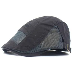 Détail du panneau en maille grise et boucle latérale sur le béret d'été noir