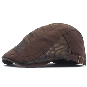 Détail de la boucle en métal réglable et maille respirante sur la casquette plate marron