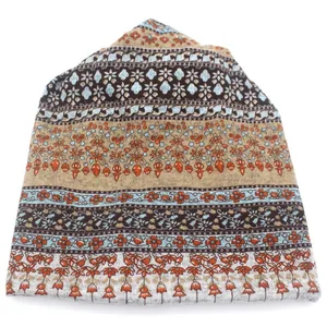 Détail de l'imprimé floral bohème sur l'écharpe en tricot chaud polyvalente pour femme
