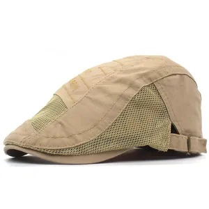 Détail du béret en maille kaki montrant le tissu respirant et la broderie fine