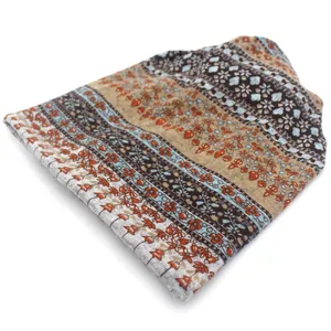 Détail du bonnet léger en jersey au motif floral bohème et ethnique marron et orange