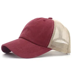 Dettaglio della visiera in cotone bordeaux e rete kaki sul cappello tipo trucker