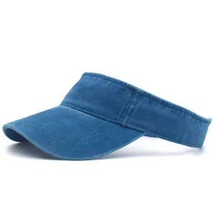 Dettaglio della visiera in cotone lavato blu navy con cuciture rinforzate sulla tesa