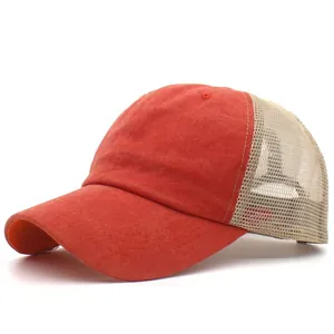 Dettaglio della visiera in cotone rosso e della rete traspirante beige del cappello