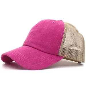 Dettaglio cappellino da baseball rosa con trama traspirante e cuciture di alta qualità