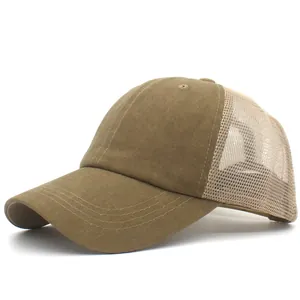 Dettaglio del cappellino baseball marrone vintage con rete traspirante e visiera cucita