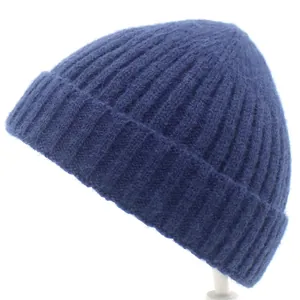 Nahaufnahme der dunkelblauen Strickmütze mit flauschiger Mohair-Textur und breitem Bund