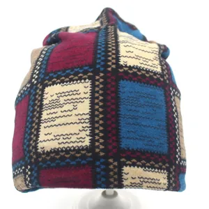 Gekleurde geruite gebreide muts voor dames in zachte kasjmierstijl voor de winterse kou