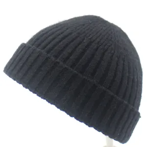 Nahaufnahme der schwarzen Strickmütze mit Rippenmuster und klassischem Umschlagdesign