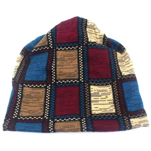 Gebreide muts voor dames met meerkleurig ruitjespatroon en patchworkontwerp voor de winter