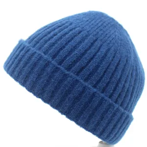 Detailstruktur der dunkelblauen Strickmütze mit dickem Umschlag für den Winter