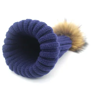 Winterliche Strickmütze in Dunkelblau mit flauschigem Bommel und gerippter Textur