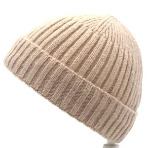 Beigefarbene Rippstrick-Mütze für Damen mit breitem Umschlag und weicher, elastischer Textur