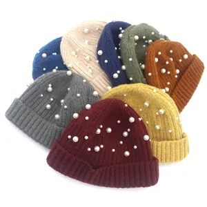 Détails de bonnets en tricot colorés ornés de perles élégantes et de bords côtelés
