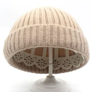Modische beige Damen Strickmütze mit klassischem vertikalem Rippmuster und weichem Umschlag