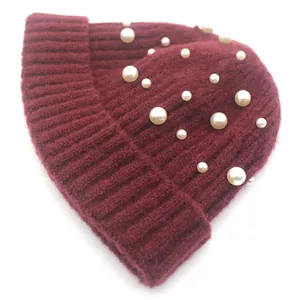 Bonnet en maille bordeaux pour femme avec perles décoratives et bord à revers épais