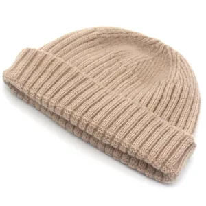 Minimalistische camelfarbene Strickmütze mit Rippenmuster und breitem Umschlag für Herbst