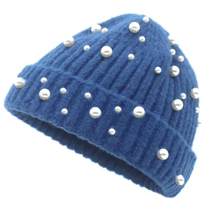 Bonnet en maille côtelée bleu marine pour femme avec perles blanches pour l'hiver