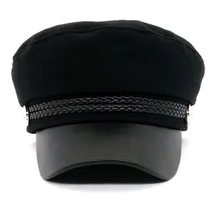 Casquette gavroche noire en laine avec visière en similicuir et cordon décoratif