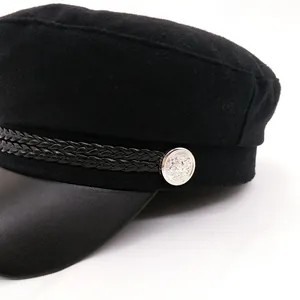 Casquette de marin noire en laine avec visière en cuir et cordon tressé avec bouton en métal