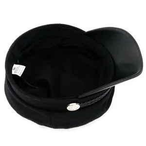 Vue détaillée de la doublure de la casquette noire avec mélange coton et étiquette
