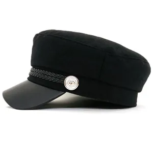 Casquette de marin noire avec visière en similicuir et cordon tressé élégant