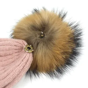 Bonnet en tricot rose avec pompon en fourrure amovible et bouton pression
