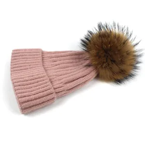 Bonnet en maille rose poudré pour femme avec grand pompon en fourrure hivernal