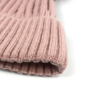 Bonnet en tricot rose clair pour femme avec texture côtelée et style d'hiver chaud