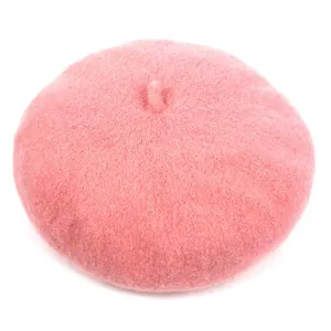 Béret classique en laine rose clair pour femme au design minimaliste de couleur unie