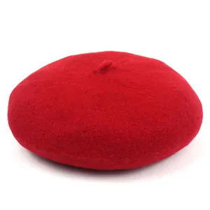Détail d'un béret rouge en laine montrant sa texture en feutre et sa tige classique