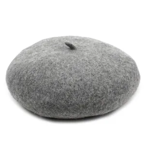 Détail d'un béret gris en laine avec tige classique et texture en feutre riche