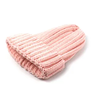 Détail du bonnet en maille côtelée rose clair montrant la texture douce de la laine