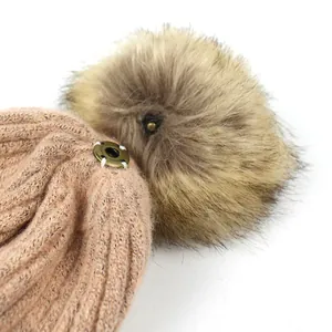Dames gebreide muts in roze met afneembare pompon van imitatiebont en metalen drukknoop