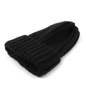 Détail du bonnet en maille côtelée noire avec texture en laine épaisse et revers