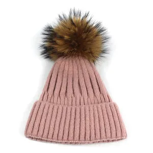 Bonnet en tricot rose pour femme avec pompon en fausse fourrure pour l'hiver