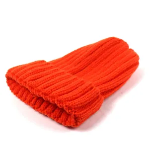 Vue détaillée montrant la texture en maille côtelée orange vif du bonnet en laine
