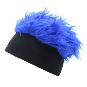 Detailansicht der leuchtend blauen Kunstpelzhaare und des schwarzen Gummibandes der Perückenkappe