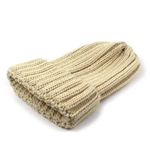 Gros plan détaillé du bonnet en tricot côtelé beige clair avec texture chaude