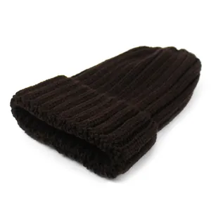 Détail du motif en maille côtelée marron foncé sur un bonnet d'hiver épais et chaud