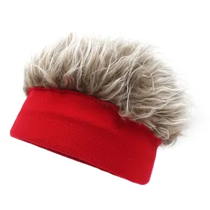 Detailansicht der lustigen Perückenmütze mit roter Strickbasis und flauschigem braunem Haar