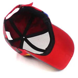 Dettaglio cappellino graffiti rosso con fascia interna e fibbia in metallo regolabile