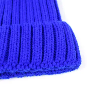 Bonnet en maille bleu Klein classique avec texture côtelée chaude pour l'hiver