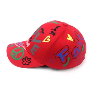 Berretto da baseball in cotone rosso con graffiti colorati e scritte Love stampate