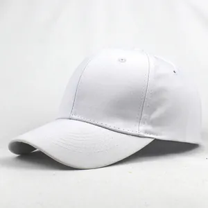 Vista dettagliata di un cappellino da baseball bianco in cotone con cuciture e visiera curva